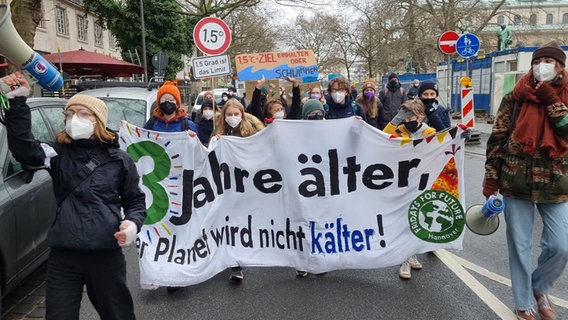 Ein Demonstrationszug der Schülerbewegung "Fridays for Future" zieht durch eine Straße in Hannover. © picture alliance Foto: Fernando Martinez
