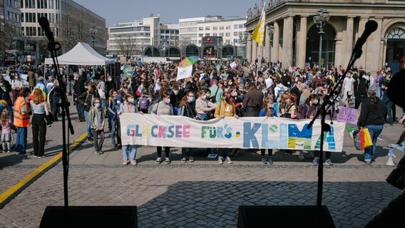 Schüler tragen bei einer Fridays for Future Demonstration ein Banner vor sich mit der Aufschrift " Glcoksee für´s Klima". © dpa-Bildfunk Foto: Ole Spata