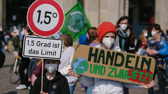 Schüler halten Schilder mit politischen Phrasen bei einer Fridays for Future Demonstration vor sich her. © dpa-Bildfunk Foto: Ole Spata