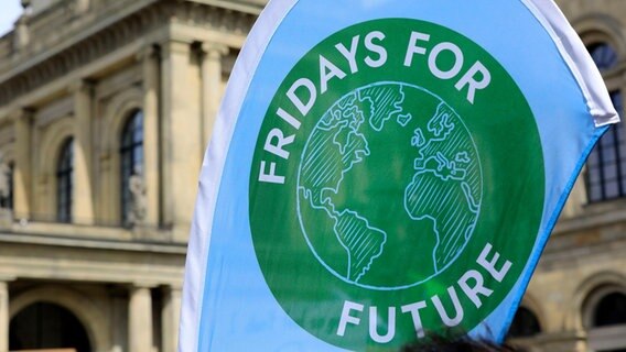 Ein Banner der Organisation "Fridays for Future" vor dem Rathaus in Hannover. © picture alliance / Geisler-Fotopress | Patrick Graf/Geisler-Fotopress Foto: Geisler-Fotopress