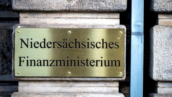 Ein Schild an einem Gebäude weist auf das niedersächsische Finanzministerium hin in Hannover hin © picture alliance/Hauke-Christian Dittrich Foto: Hauke-Christian Dittrich