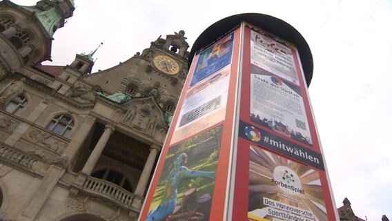 Die "Säule der Vielfalt" steht vor dem Rathaus in Hannover. © NDR 
