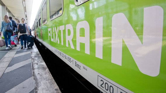 Ein Flixtrain hält im Bahnhof © picture alliance/dpa | Julian Stratenschulte Foto: Julian Stratenschulte