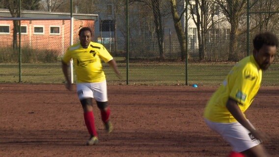 Fußballer Hamsa läuft im Trikot über ein Fußballfeld. © NDR 