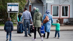 Syrische Flüchtlinge kommen in das Grenzdurchgangslager Friedland im Landkreis Göttingen. Syrische Flüchtlinge kommen in das Grenzdurchgangslager Friedland im Landkreis Göttingen. © dpa - Bildfunk Foto: Swen Pförtner