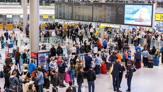 Reisende warten im Terminal C vom Flughafen Hannover-Langenhagen auf die Sicherheitsabfertigung. © dpa Foto: Matthias Mattey