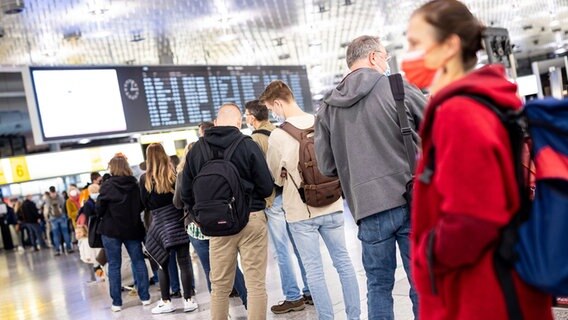 Zahlreiche Fluggäste warten im Flughafen Hannover-Langenhagen. © dpa-Bildfunk Foto: Moritz Frankenberg