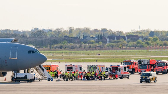 Ein A310 MedEvac der deutschen Luftwaffe steht neben Krankenwagen auf dem Rollfeld des Hannover Flughafen. © Ole Spata/dpa 
