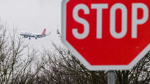Ein Flugzeug von Turkish Airlines landet am Flughafen Hannover. Der Flughafen HAJ soll von den Warnstreiks betroffen sein. © picture alliance/dpa | Julian Stratenschulte Foto: Julian Stratenschulte