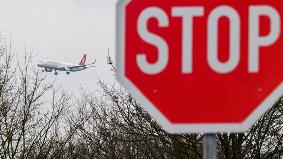 Ein Flugzeug von Turkish Airlines landet am Flughafen Hannover. Der Flughafen HAJ soll von den Warnstreiks betroffen sein. © picture alliance/dpa | Julian Stratenschulte Foto: Julian Stratenschulte