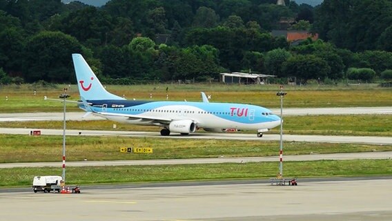 Ein TUI-Flugzeug auf dem Flughafen Hannover-Langenhagen © NEWS5 