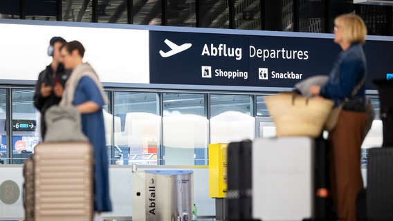 Fluggäste warten am Morgen im Flughafen Hannover-Langenhagen © picture alliance / dpa Foto: Michael Matthey