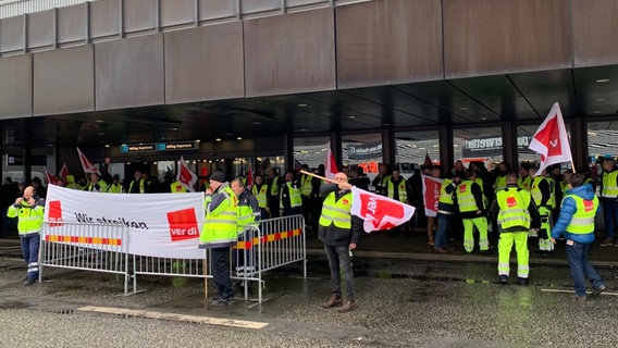 Flughafen-Mitarbeiter streiken am Hannover Airport in Langenhagen (Warnstreik). © NDR Foto: Sandrine Harder