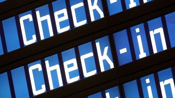 "Check-in" steht auf einer Anzeigetafel am Flughafen München. © Karl-Josef Hildenbrand/dpa Foto: Karl-Josef Hildenbrand