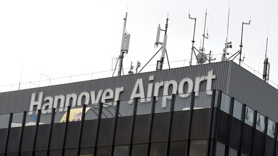 Der Schriftzug Hannover Airport am Fluggastgebäude des Flughafens. © dpa-Bildfunk Foto: Holger Hollemann