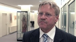 Hans-Joachim Kümpel, Präsident der Bundesanstalt für Geowissenschaften und Rohstoffe (GBR), in einer Nahaufnahme. Hans-Joachim Kümpel, Präsident der Bundesanstalt für Geowissenschaften und Rohstoffe (GBR), in einer Nahaufnahme. © NDR Foto: Oliver Gressieker