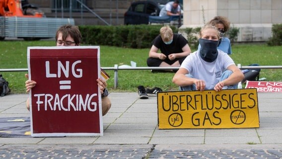 Umweltaktivisten sitzen vor der Niedersächsischen Staatskanzlei und halten Schilder gegen Fracking hoch. © dpa-Bildfunk Foto: Julian Stratenschulte
