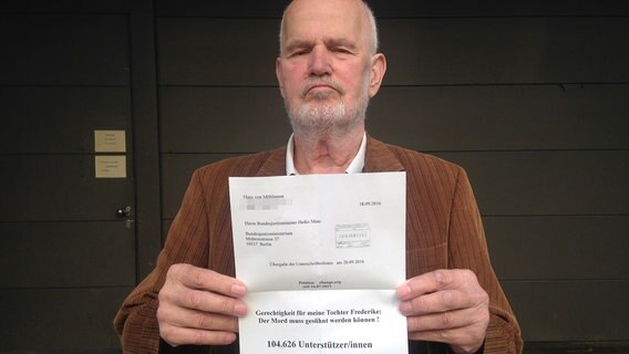 Hans von Möhlmann hält eine Quittung über eine eingegangene Petition in den Händen. © change.org 