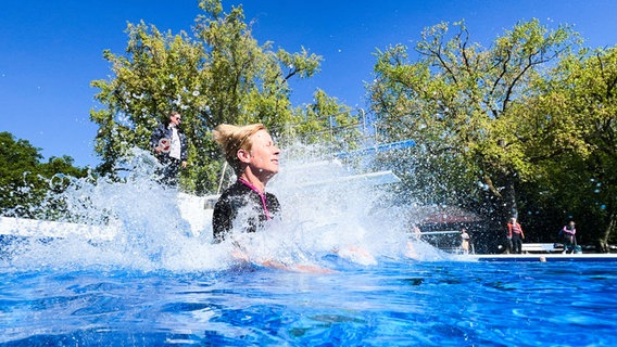 Gwendolin von der Osten, Polizeipräsidentin Hannover, springt ins Becken im Freibad Annabad. © Julian Stratenschulte/dpa Foto: Julian Stratenschulte/dpa