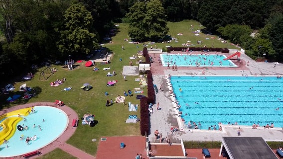 Eine Luftaufnahme zeigt das Freibad in Bokeloh in der Region Hannover. © TeleNewsNetwork 