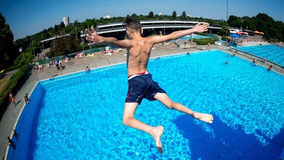 Ein Junge springt von einem Sprungturm in ein Schwimmbecken im Lister Freibad. © picture alliance/dpa/Hauke-Christian Dittrich Foto: Hauke-Christian Dittrich