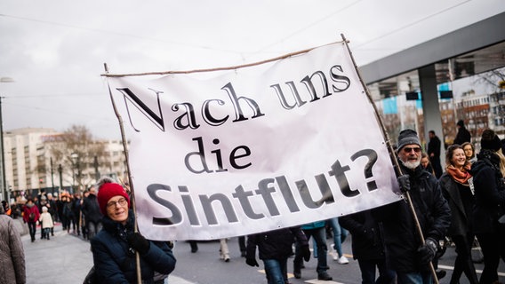 Bei einer Demonstration von "Fridays for Future" in Hannover halten eine Frau und ein Mann ein Protestplakat mit der Aufschrift "Nach uns die Sintflut?" in die Luft. © NDR Foto: Julius Matuschik