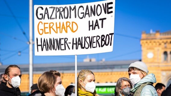 Der Schriftzug «Gazpromganove Gerhard hat Hannover-Hausverbot» - in Anlehnung an Altbundeskanzler Schröder (SPD)- ist auf dem Plakat einer Demonstrantin auf einer Demonstration gegen den Angriff Russlands auf die Ukraine zu lesen. © dpa Foto: Moritz Frankenberg