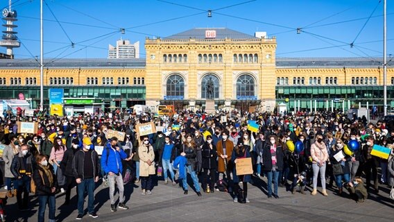 Zahlreiche Menschen nehmen vor dem Hauptbahnhof an einer Demonstration gegen den Angriff Russlands auf die Ukraine teil. © dpa Foto: Moritz Frankenberg