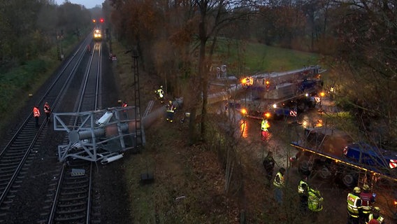 Ein Teil eines Funkmasts liegt auf einer Bahnstrecke. © Hannover Reporter 