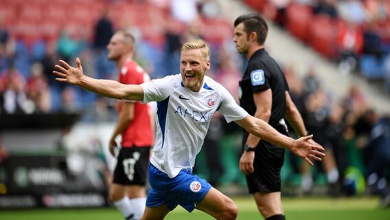 Hannover 96 - FC Hansa Rostock in the HDI Arena.Rostock's Hanno Behrens celebrates after scoring 0:1.  © dpa-Bildfunk Photo: Daniel Reinhardt