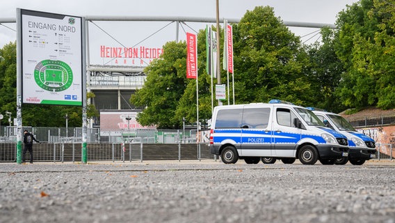 Zwei Polizeiwagen vor dem Hannover-96-Stadion (Heinz-von-Heiden-Arena). © picture alliance/dpa | Julian Stratenschulte Foto: Julian Stratenschulte