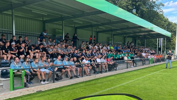 Menschen sitzen bei der Deutschen Fußball Meisterschaft der Werkstätten für behinderte Menschen auf einer Tribüne. © Carsten Kobow, DFB-Stiftung Sepp Herberger Foto: Carsten Kobow