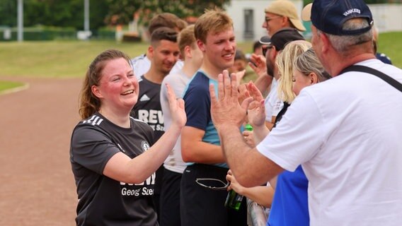 Die Fußballerin Valerie Hübner klatscht nach einem Spiel mit Fans ab. © NDR/Stefan Zwing Foto: Stefan Zwing