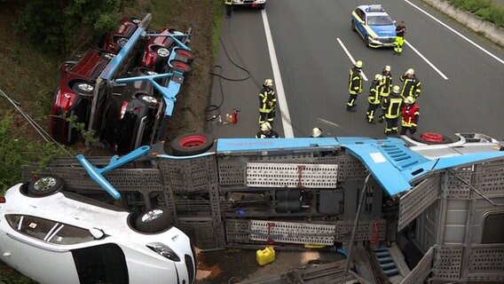 Ein umgekippter Autotransporter liegt auf der Autobahn. © TeleNewsNetwork 
