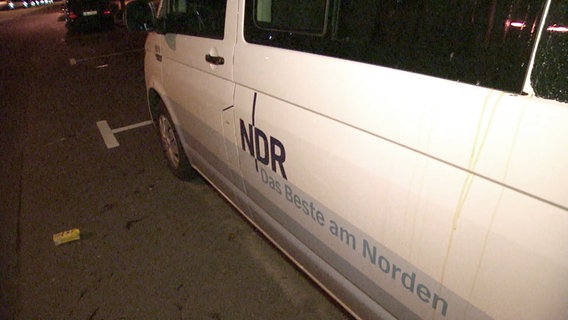 Ein beschädigtes und mit Eiern beschmiertesgarbsen Auto des NDR © NDR 