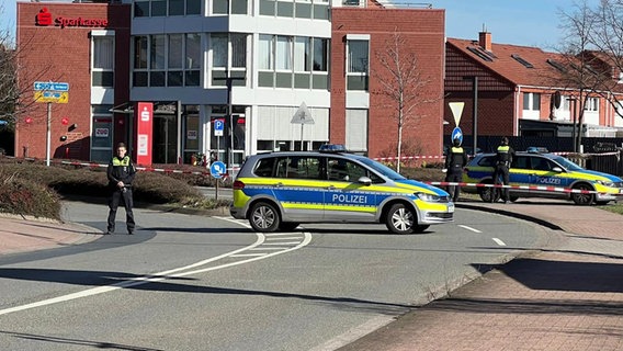 Ein Polizeiauto vor einer Bankfiliale. © NDR 
