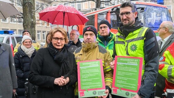 Daniela Behrens steht bei einer Aktion für Solidarität für Einsatzkräft vor dem Landtag in Hannover. © dpa-Bildfunk Foto: Julian Stratenschulte