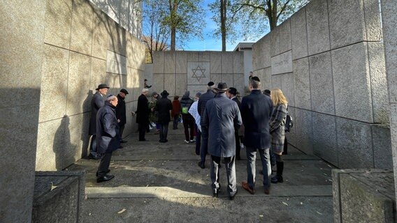 Menschen gedenken der Pogromnacht an einem Denkmal in Hannover. © NDR Foto: Niels Kristoph