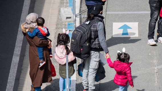 Geflüchtete aus griechischen Lagern kommen am Flughafen Hannover an. © dpa-Bildfunk Foto: Julian Stratenschulte