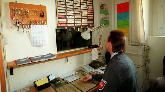 Ein Polizist sitzt am 23. Mai 1995 in der Wachstube der JVA Celle. Damals hatte die Polizei eine Geiselnahme in der Stadt nach 51 Stunden unblutig beendet. © dpa - Fotoreport Foto: Holger Hollemann