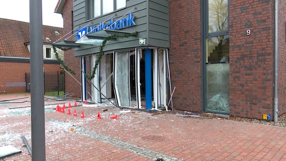 Der zerstörte Eingangsbereich einer Bankfiliale in Winsen/Aller, nachdem Unbekannte einen Geldautomaten gesprengt haben. © HannoverReporter 