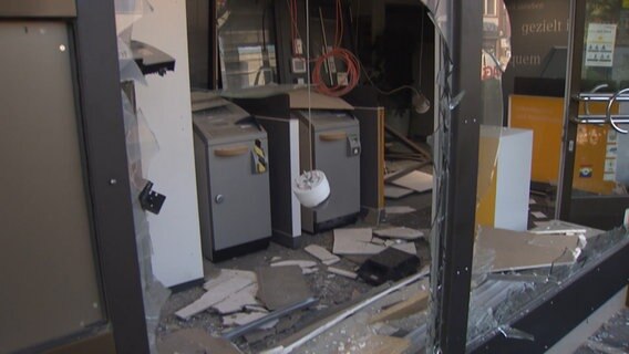 Ein gesprengter Geldautomat steh im Vorraum einer Bankfiliale. © HannoverReporter 