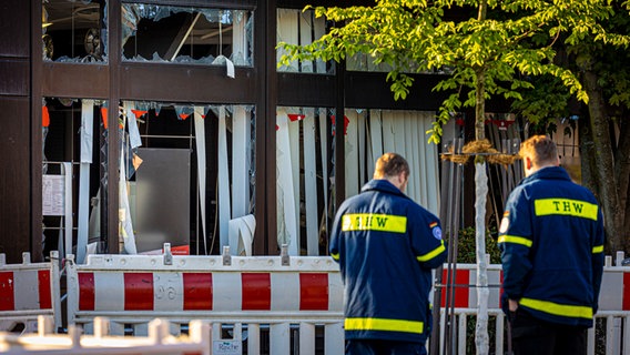 THW-Einsatzkräfte stehen vor einer gesprengten Bankfiliale. © Moritz Frankenberg/dpa Foto: Moritz Frankenberg