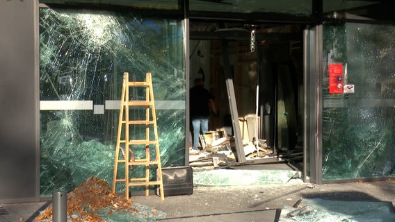 Nach der Sprengung eines Geldautomaten ist eine Bankfiliale Nienhagen bei Celle stark beschädigt. © HannoverReporter 