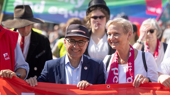Kundgebung zum Tag der Arbeit mit Vertretern aus Gewerkschaften, Kirche und Politik am 1. Mai 2025 am Rande des Evangelischen Kirchentags in Hannover. © picture alliance/epd-bild Foto: Paul-Philipp Braun