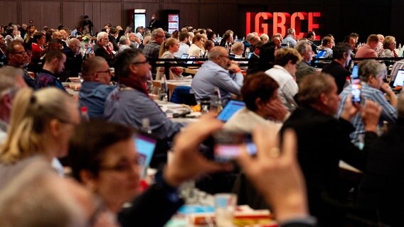 Hannover: Zahlreiche Delegierte der IG BCE steht beim 7. Ordentlichen Gewerkschaftskongress der Industriegewerkschaft Bergbau, Chemie, Energie (IG BCE) in der Veranstaltungshalle. © dpa-Bildfunk Foto: Hauke-Christian Dittrich