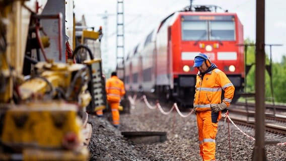 Gleisarbeiten an einer Bahnstrecke. © picture alliance / Geisler-Fotopress | Christoph Hardt/Geisler-Fotopress Foto: Christoph Hardt/Geisler-Fotopress