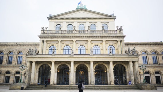 Blick auf die Staatsoper. Goecke, der Ballettchef der Staatsoper Hannover, hat bei einer Premiere eine Kritikerin mit Hundekot beschmiert. © Julian Stratenschulte/dpa Foto: Julian Stratenschulte/dpa