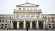 Blick auf die Staatsoper. Goecke, der Ballettchef der Staatsoper Hannover, hat bei einer Premiere eine Kritikerin mit Hundekot beschmiert. © Julian Stratenschulte/dpa Foto: Julian Stratenschulte/dpa