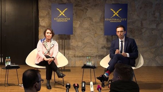 Die Intendantin der Staatsoper Laura Berman und Kultusminister Falko Mohrs (SPD) sprechen während einer Pressekonferenz. © NDR 